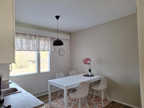 VolttiJääskän Loma, Kojolapark asunto 2的一间配备有白色桌椅的用餐室