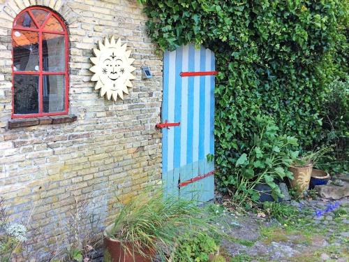 森讷堡10 person holiday home in S nderborg的砖楼边的蓝色门