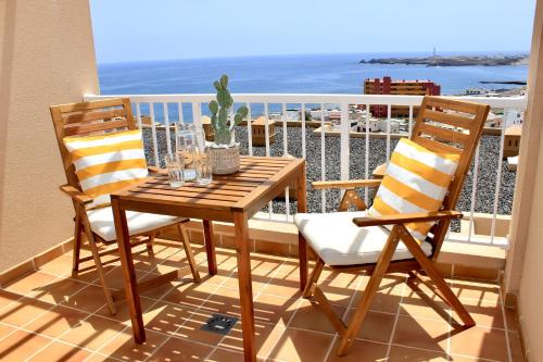 波里斯-德阿沃纳Amazing Ocean View Apartment的海景阳台上的桌椅