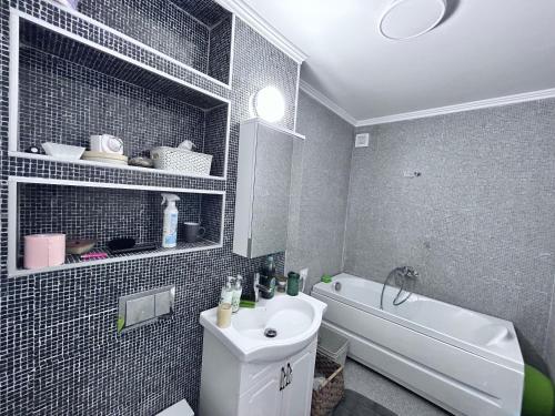SiretPerfectApartament的浴室配有盥洗盆、卫生间和浴缸。