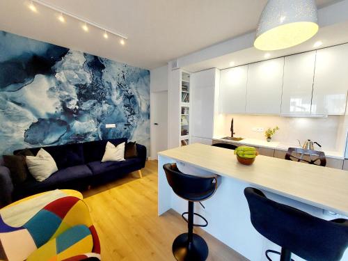 SiechniceLuxury modern new apartment with garden Siechnice的厨房以及带壁画的客厅。
