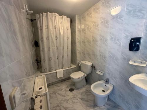 桑亨霍Hotel Florida Mar的浴室配有卫生间、盥洗盆和淋浴。