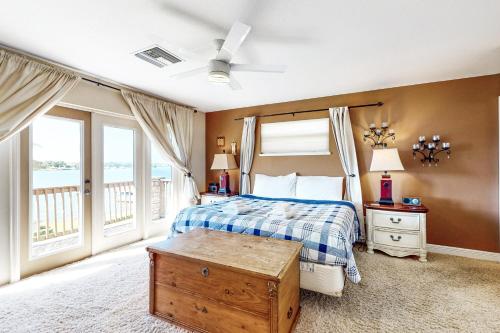普莱西德湖Lake June的一间卧室配有一张床,享有海景