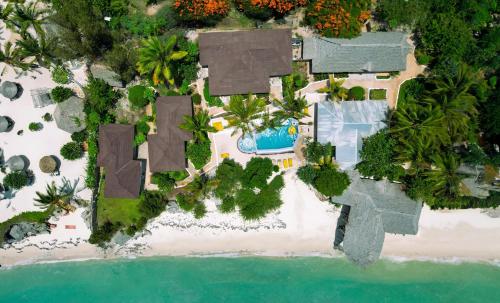 吉汶瓦Z-Lodge Zanzibar的海滩上的度假村的空中景观