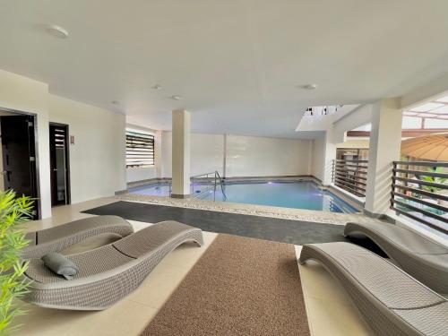 哥多华LB Pietz Pension House的一个带躺椅的大型游泳池和一个游泳池
