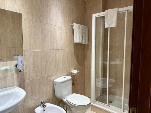 霍斯皮塔勒·德尔英福桑丘酒店的一间带卫生间和玻璃淋浴间的浴室