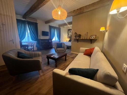 奥朗日Le Clos d'Orange, Hotel & ville de Provence的客厅配有沙发和椅子