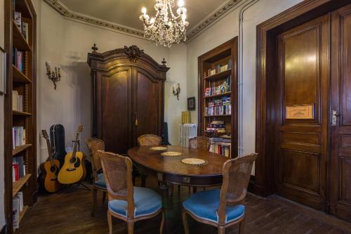 布莱圣西蒙别墅酒店的一间带木桌和椅子的用餐室