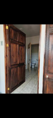 SixaolaCasa La Frontera的开放式木门,浴室设有卫生间