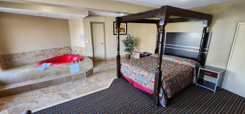 埃尔姆伍德帕克联排别墅旅馆及套房的酒店客房配有一张床和浴缸。