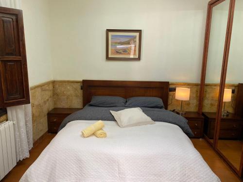 埃尔切Villa Española的一间卧室,配有一张带两个泰迪熊的床