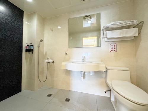 台中市爱莱时尚旅馆的一间带水槽、卫生间和淋浴的浴室