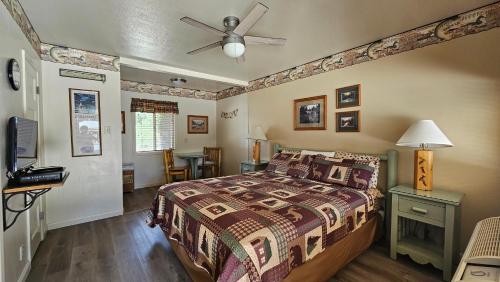 克恩维尔Sequoia Lodge的一间卧室配有一张床和吊扇