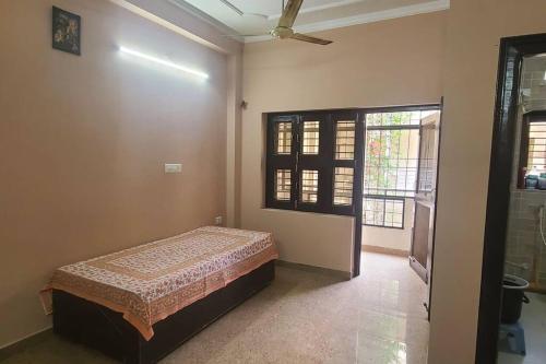 范兰德凡Atithi Devo Bhava - RadhaNiwas的卧室位于客房的角落,配有一张床