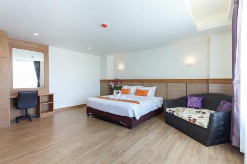 武里南西塔公主酒店的配有一张床和一把椅子的酒店客房