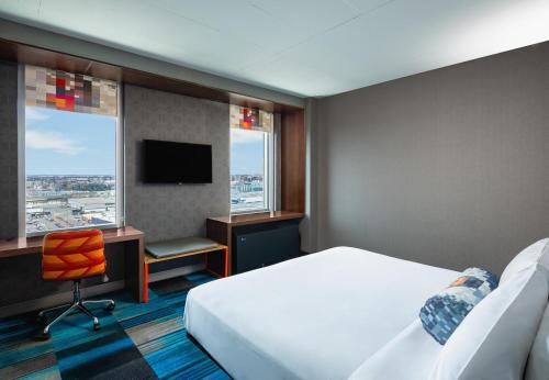 波士顿波士顿海港区雅乐轩酒店的酒店客房设有一张床、一张书桌和窗户。