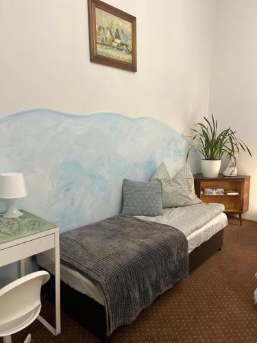 霍伊尼采Magiczny zakątek的一间卧室配有一张蓝色床头板的床