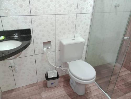 博阿维斯塔Apartamento Mobiliado - Wi-Fi的一间带卫生间和水槽的浴室