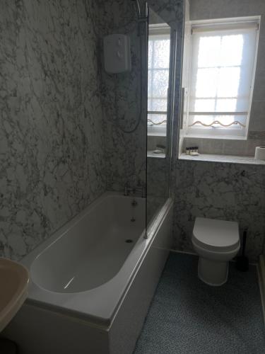 考文垂海格斯酒店的带浴缸、卫生间和盥洗盆的浴室