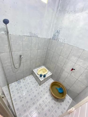 SerangHomestay fafefa的浴室配有淋浴和卫生间。