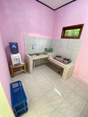SerangHomestay fafefa的粉红色客房内的盥洗盆浴室