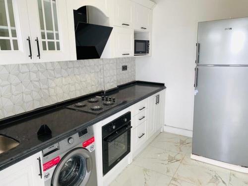 达喀尔Dakar Creek的厨房配有冰箱、洗衣机和烘干机