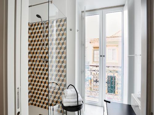 法鲁Casa Apollo Guesthouse的带淋浴的浴室和玻璃门