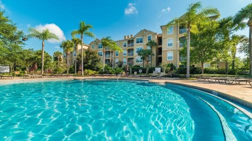 奥兰多The Pool Shack的棕榈树和公寓的游泳池