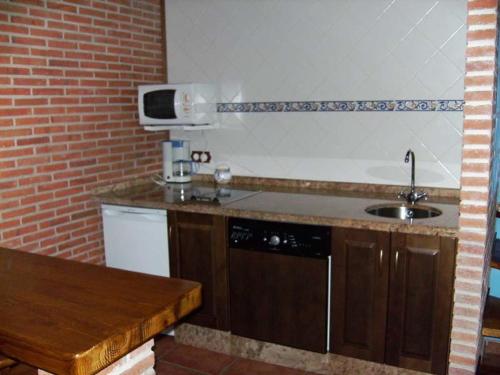 AbantroLos Cascayos的厨房配有水槽和台面