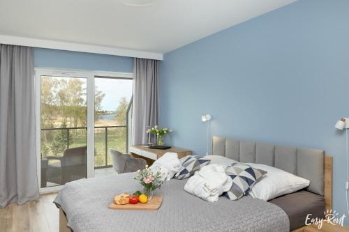 济夫努夫Sea View & SPA 10d10的一间卧室配有一张床,上面有水果盘