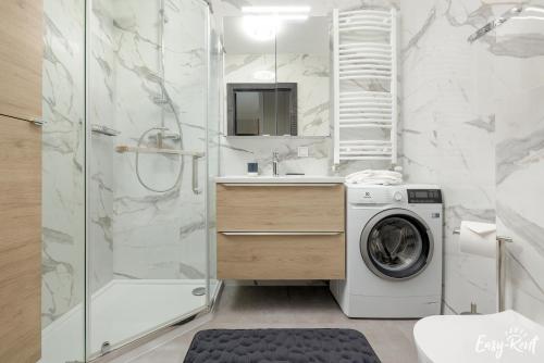 济夫努夫Sea View & SPA 10d10的一间带洗衣机和淋浴的浴室