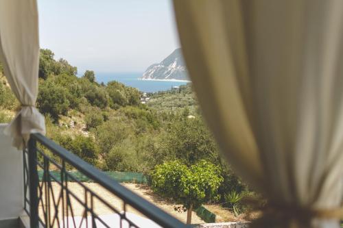 阿约斯尼奇塔斯Althea Studios Lefkada的阳台享有海景。