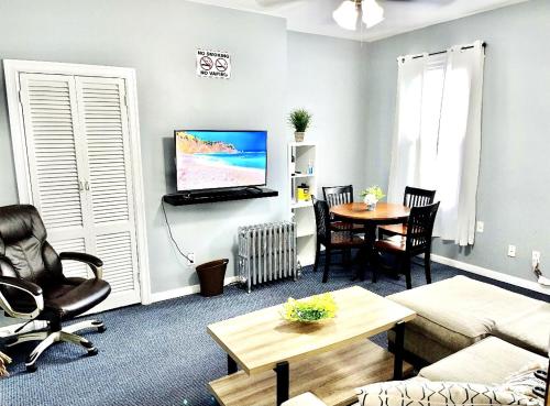 3 bedrooms 1 bath APT, 10 min to Manhattan!的电视和/或娱乐中心