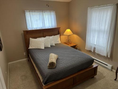 奥沙克湖Tree House , Bagnell Dam area的一间卧室配有一张床,床上有毛巾