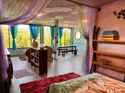 洛哈Spacious Cloud Studio Mandango Vista的一间卧室设有一张床和一个大窗户