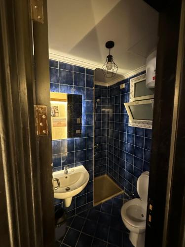 艾因苏赫纳Porto El Sokhna Aqua park的蓝色瓷砖浴室设有水槽和卫生间
