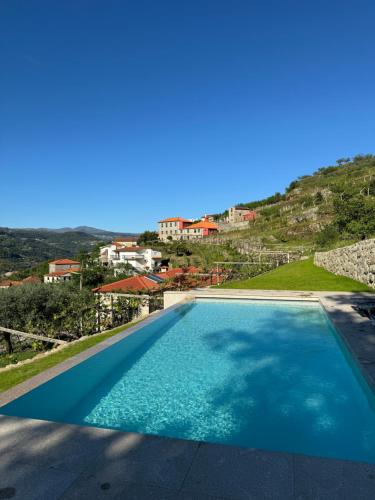 雷森迪Casas do Monte的享有别墅景致的游泳池