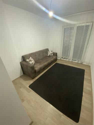 GnjilaneBanes ne gjilan的带沙发和黑色地毯的客厅