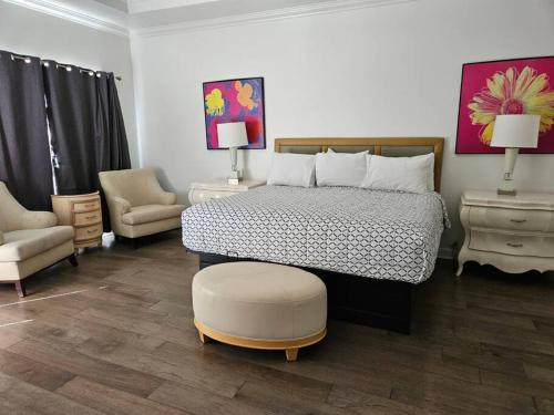 孟菲斯Remodeled 7 bedrooms in Westwood Neighborhood的一间卧室配有一张床、一把椅子和一张桌子