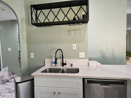 孟菲斯Remodeled 7 bedrooms in Westwood Neighborhood的厨房柜台设有水槽和洗碗机。