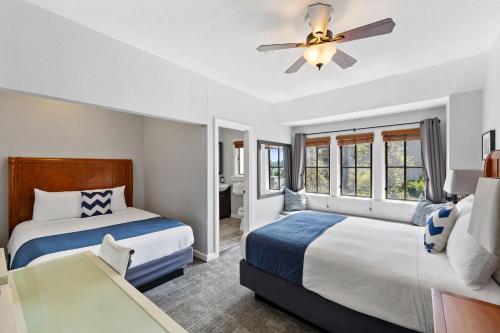 西雅图College Inn Hotel的一间卧室配有两张床和吊扇