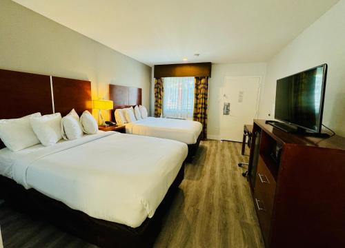 马丁内斯Motel 6 Martinez, CA的酒店客房设有两张床和一台平面电视。