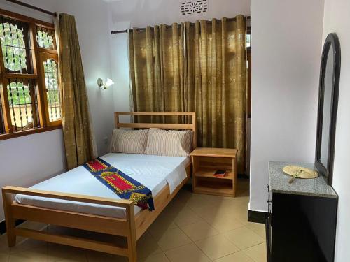 莫希Maasaifari Moshi 36的一间小卧室,配有床和窗户