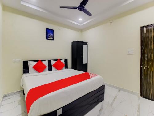 IbrāhīmpatanSRI NIRVANA PRIDE的一间卧室配有一张带红色枕头的大床