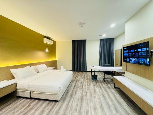斗湖STAR HOTEL的配有一张床和一台平面电视的酒店客房