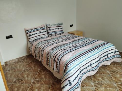 沃利迪耶Appartement Hajar的卧室内的一张带两个枕头的床