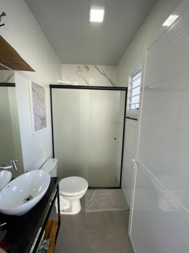 南圣克鲁斯Casa Floratta - Próximo a Unisc的浴室配有卫生间、盥洗盆和淋浴。