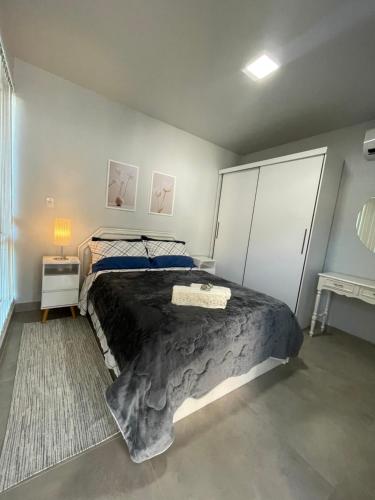 南圣克鲁斯Casa Floratta - Próximo a Unisc的一间卧室,卧室内配有一张大床
