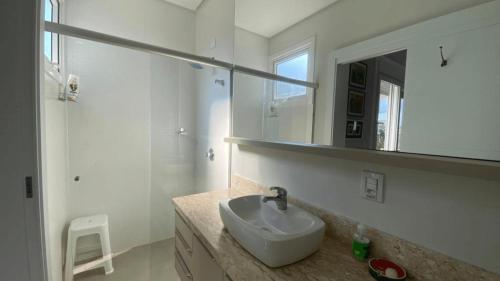 尚格里拉Condomínio de Alto Padrão a 250m da Praia的白色的浴室设有水槽和镜子