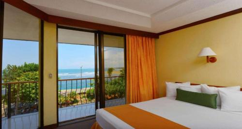 曼努埃尔安东尼奥卡姆克贝斯特韦斯特酒店&赌场的一间卧室配有一张床,享有海景